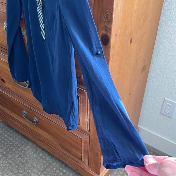 WHBM Women’s SILK V-neck blouse, size small. - Picture 4 of 7